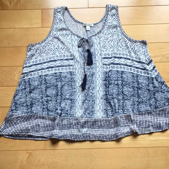 Adorable key hole tank with tie - Picture 1 of 3